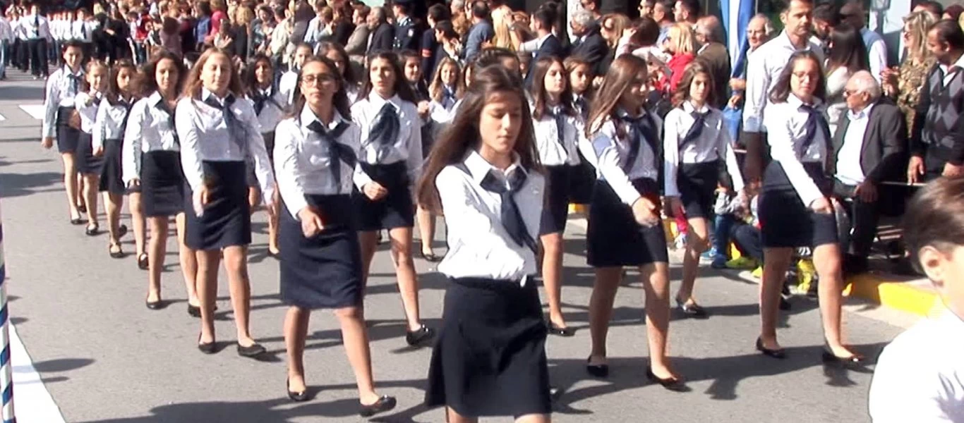 Καθηγητής σπρώχνει μαθητή κατά τη διάρκεια της παρέλασης στην Πτολεμαϊδα (βίντεο)